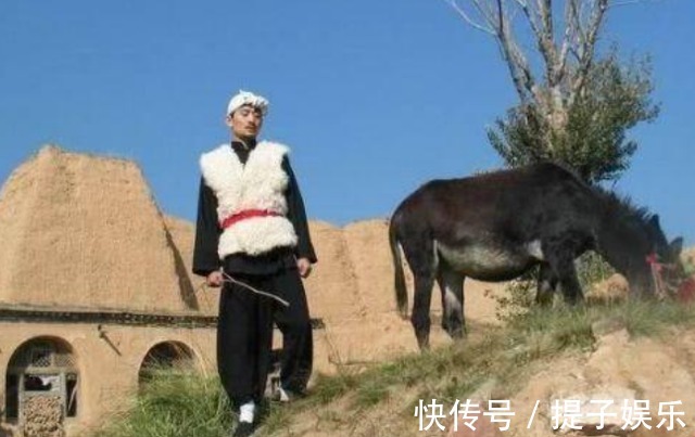 草原上升起不落的太阳|“放羊娃”到年入千万，阿宝身份被揭穿后，如今成了这个样子