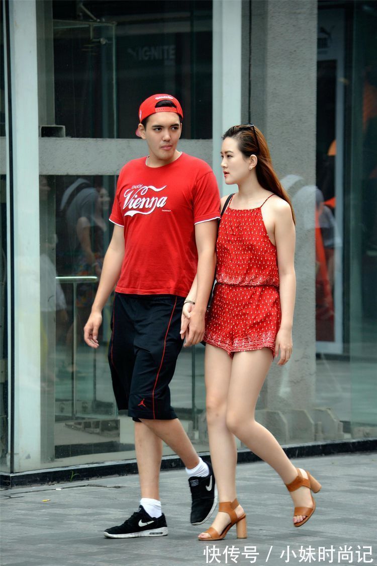 美女 街拍:美女?毛边牛仔短裤蕾丝边的设计,搭配细跟鞋,非常时尚!