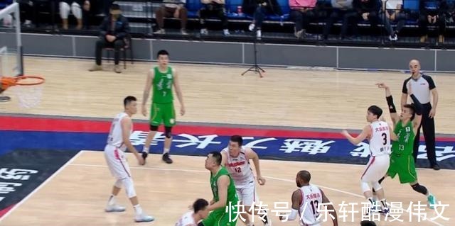 胡明轩|郭艾伦踩胡明轩伤退!广东3号又违体撞飞弗格,威姆斯肘击韩德君