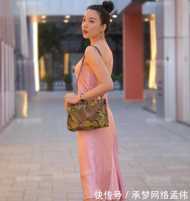 搭配|经典简约的连衣裙，非常适合时尚美女的日常穿搭，穿出你的品位