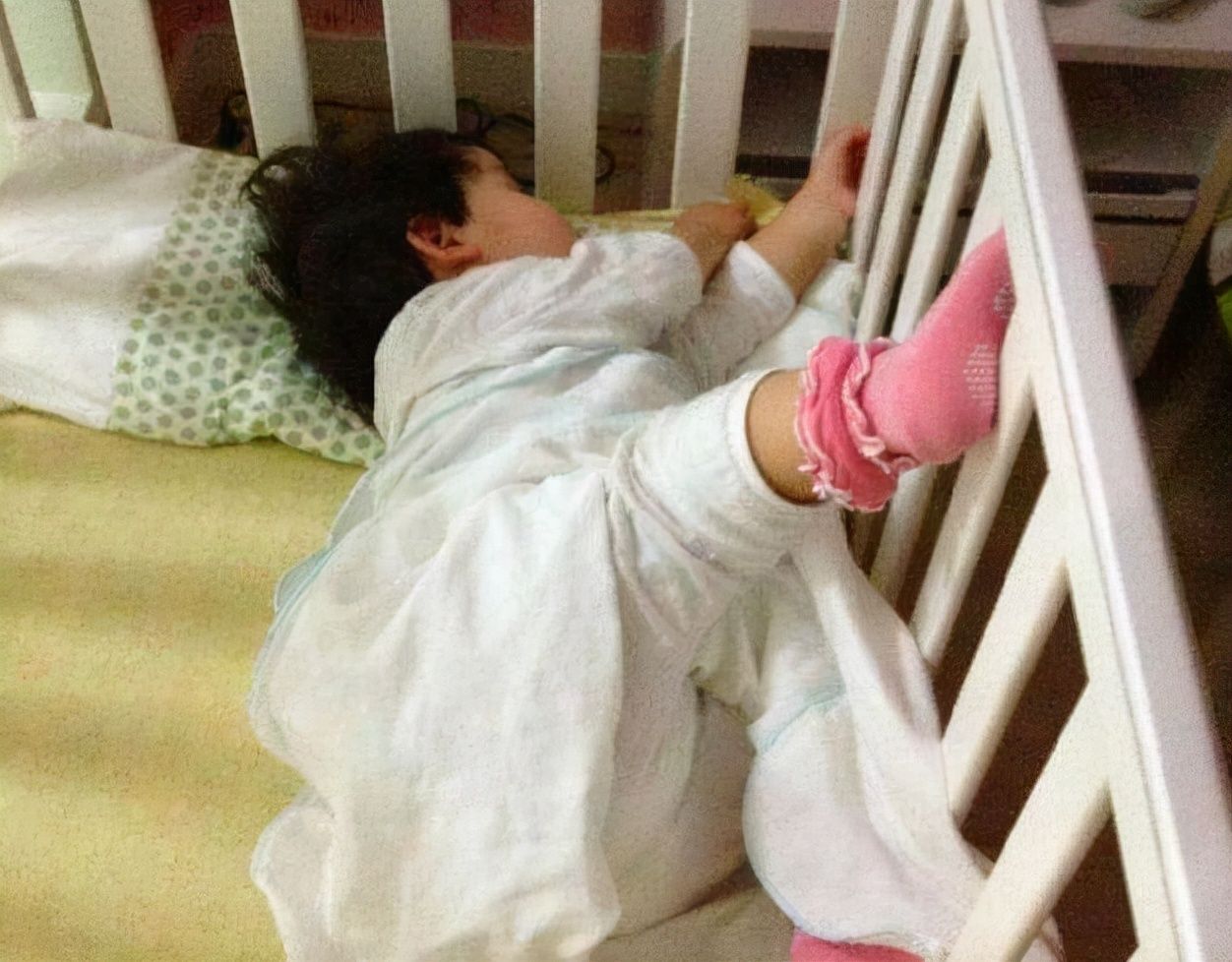 淘气|宝宝睡觉总爱“滚来滚去”，并非跟家长对着干，而是有“苦”难言