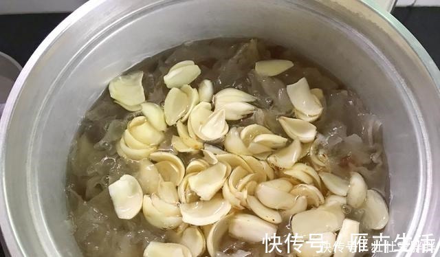 桃胶|夏天,女人要多喝这甜羹,三种食材一起炖,营养滋润,面膜都省了!