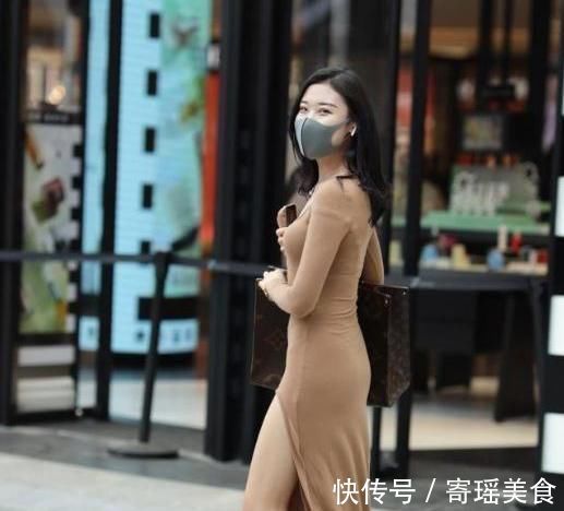 女人味|浅咖色纯棉长裙搭配复古包包,优雅大方,笑容迷人