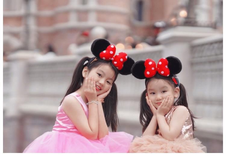 面對鏡頭|9歲的阿拉蕾曬近照，與妹妹同框合影好可愛，姐妹倆像共用一張臉