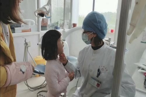 脱落|孩子乳牙没掉，新牙就已长出？造成孩子乳牙脱落晚的原因不止一种