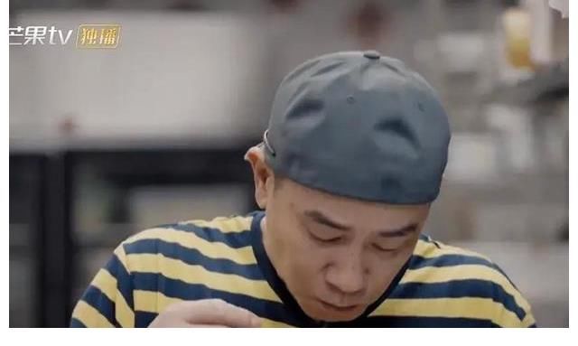 真没想到,54岁的陈小春,会被一碗鱼头豆腐汤感动