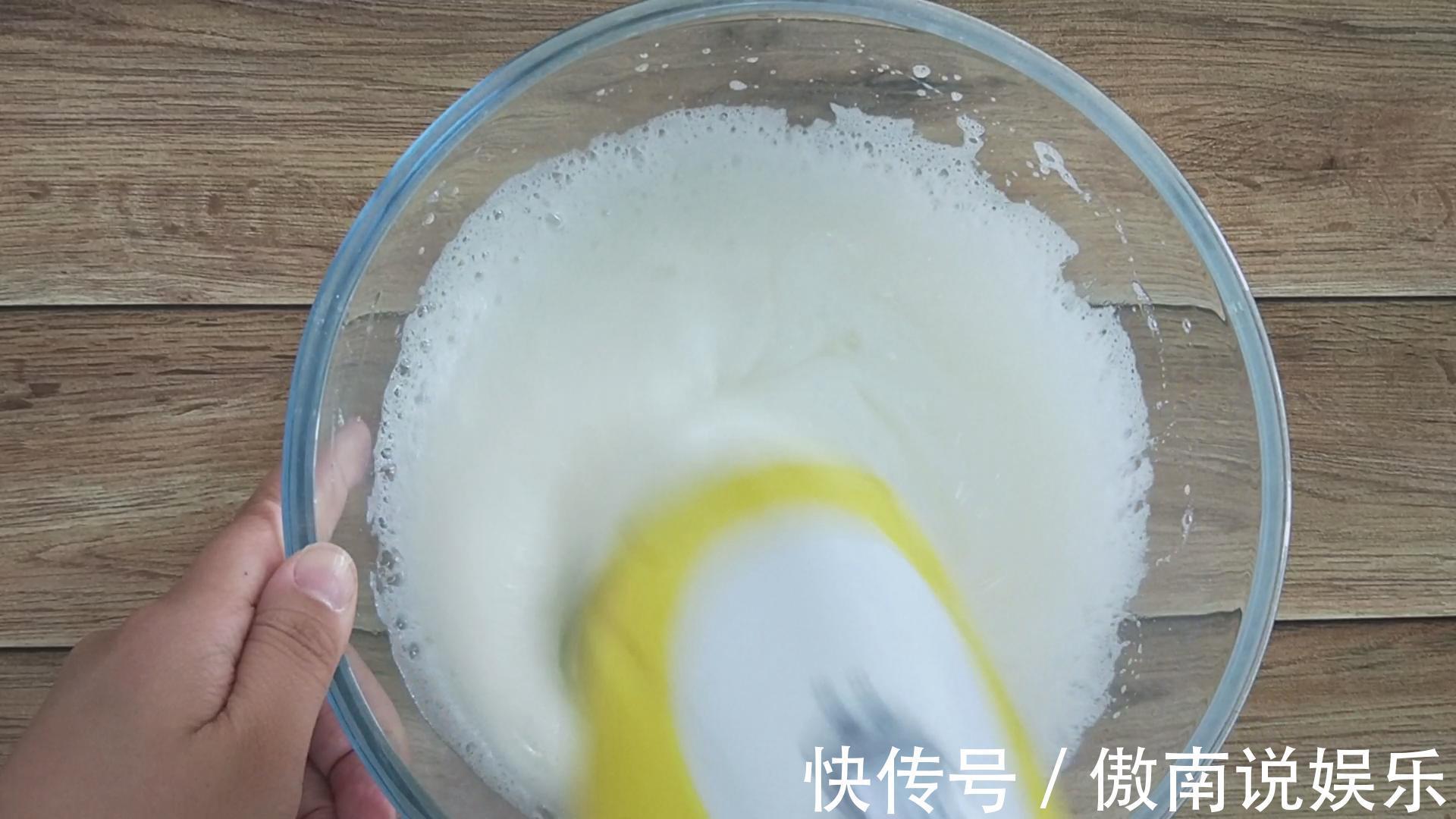 教你电饭锅做蛋糕，一搅一拌，柔软香甜，不塌不缩，一个都不够吃