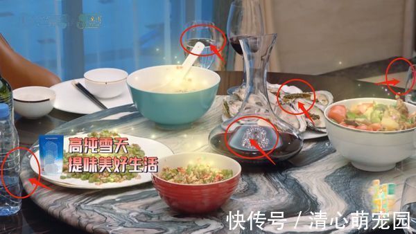 张亮去王岳伦家里做客，做了一桌菜，李湘用高脚杯喝矿泉水？