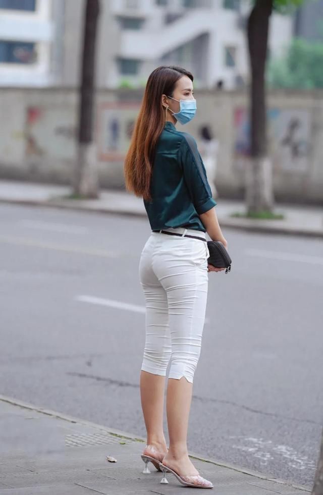 女人味 披肩长发的美女白色裤子搭配高跟鞋打扮气质靓丽女人味十足