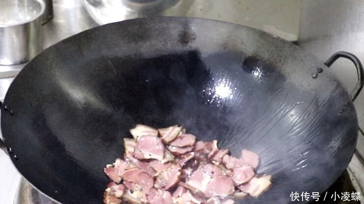 炒腊肉很多人少一步,掌握一点,成菜咸香下饭,软嫩不发柴
