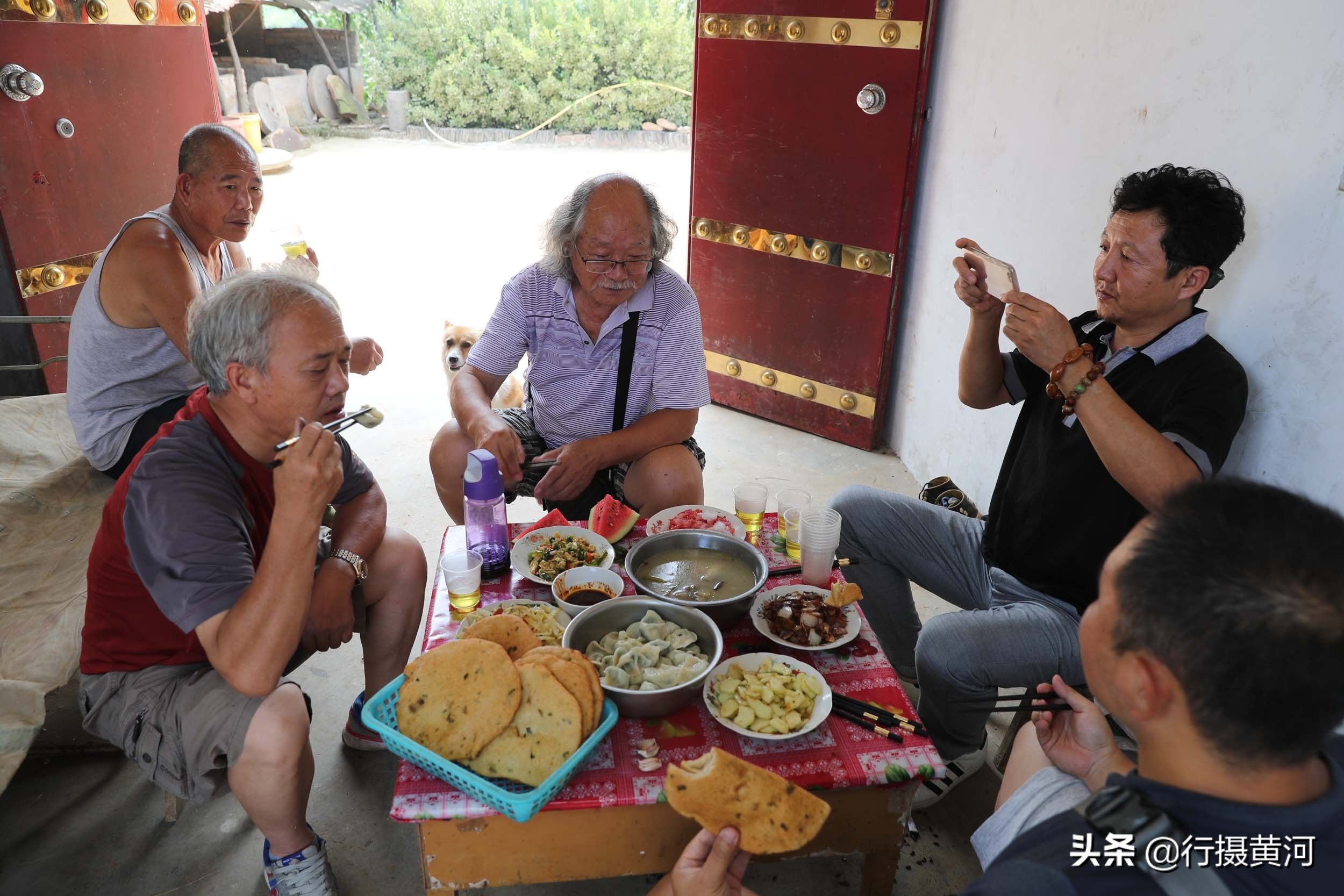 董大娘|阔别60年表哥回乡探亲，农家大妈准备了什么饭菜招待，还抹了眼泪