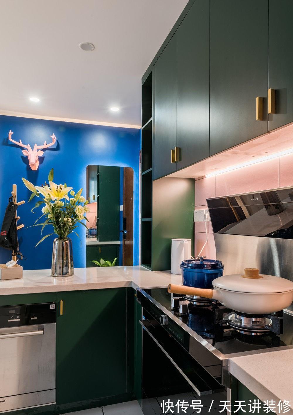 小星球|克莱因蓝加上亮丽黄，撞色的设计更为独特，满足我们对新家的设想