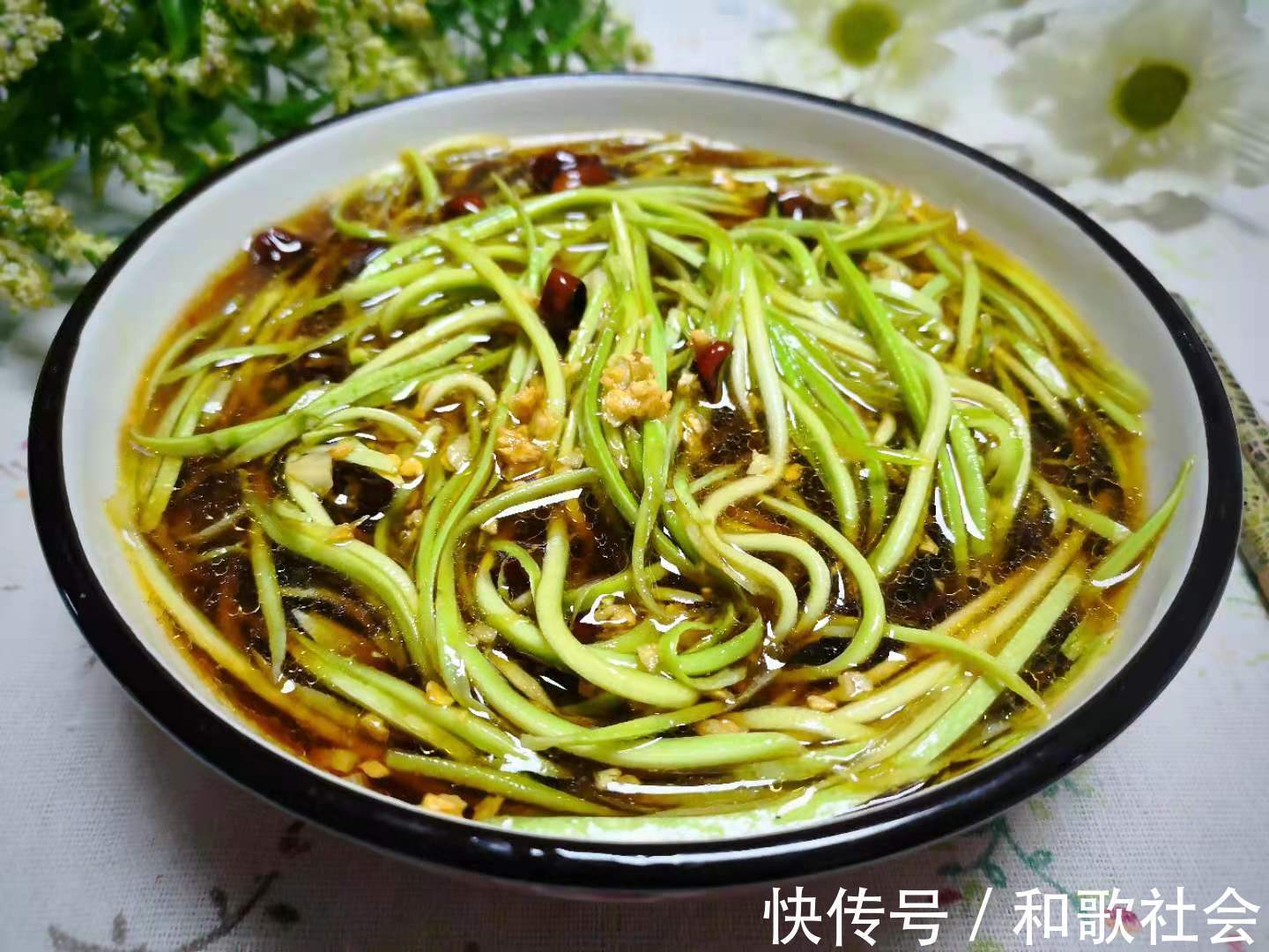 三伏天|这食材夏季很常见,才几毛钱一斤,加料一拌,清香爽口,开胃解暑