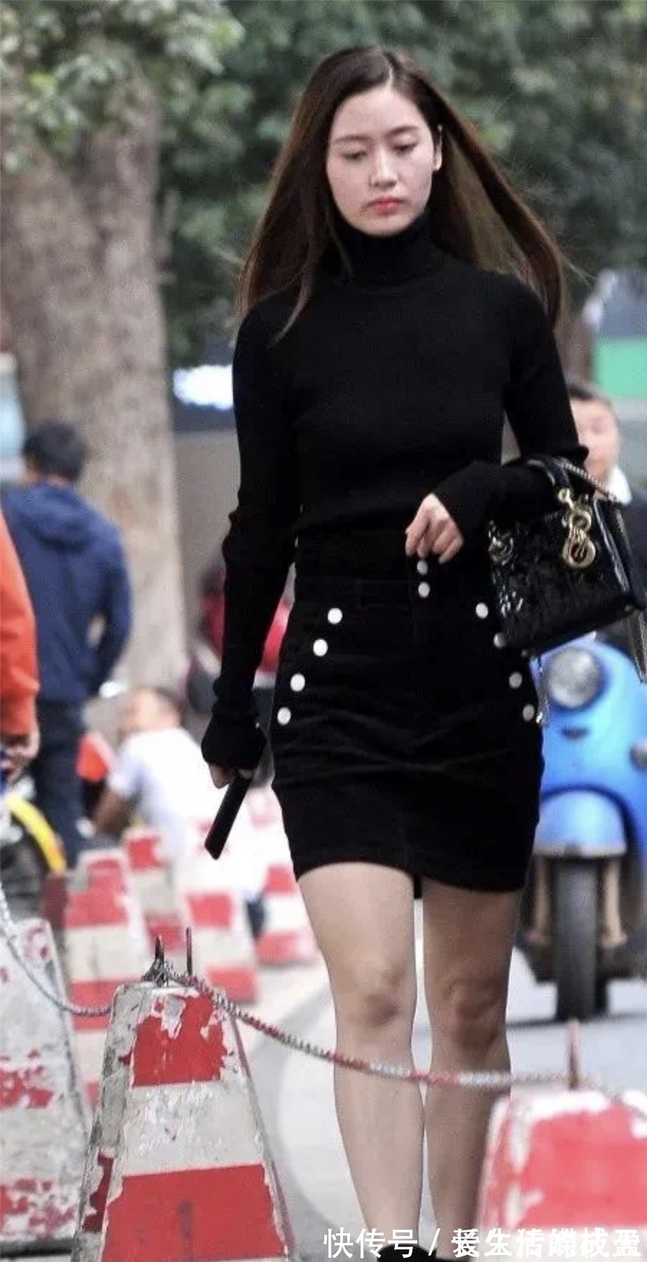 黑色 高领针织上衣搭配黑色半身裙,简单又大气,犹如仙女下凡