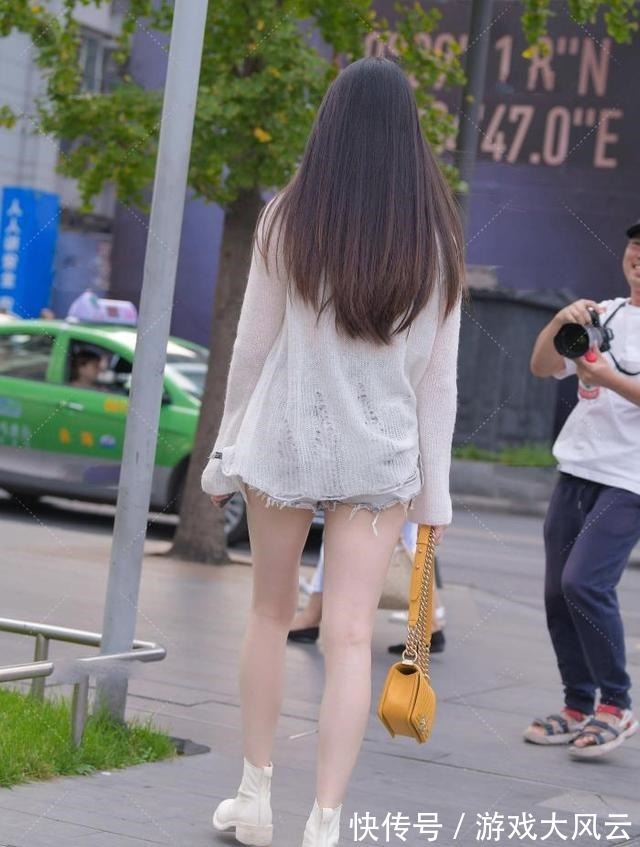 短裤 米色针织上衣,搭配灰色短裤,休闲轻盈,气质出众!