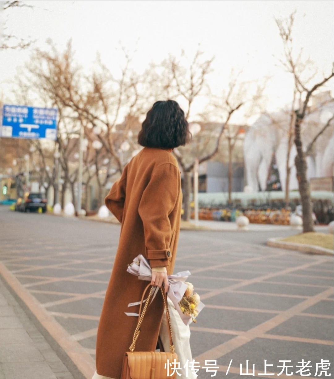 “烂大街”的焦糖色大衣这样穿，显瘦很“名媛”，主要赢在配饰上