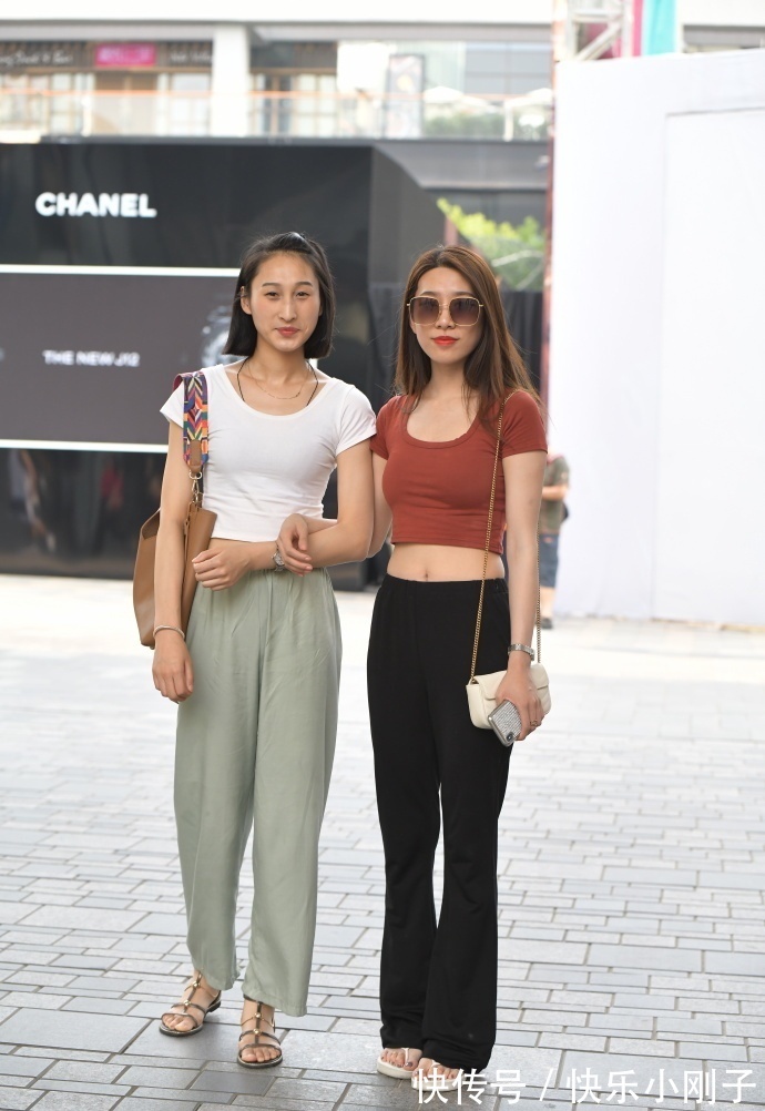 休闲风|休闲风的拖地裤穿搭,既显身材又有气质,轻松展示个人时尚气质