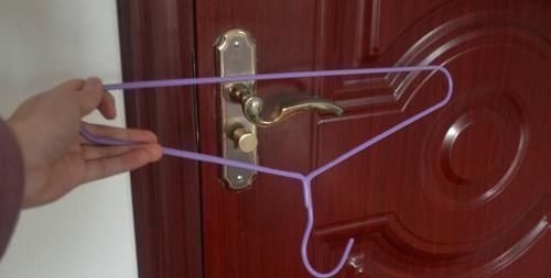 门把手上放一个衣架，真的太厉害了，解决了很多家庭的困扰，实用