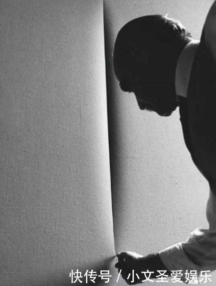 他拿刀随意在画布上割几下,就卖出1