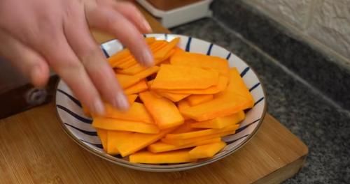  南瓜|冬天多吃南瓜糯米粉，不加一滴水，软糯香甜还流心，比油炸还好吃