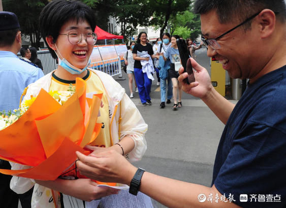 考生们|考生们走出考场后收到鲜花与家人拥抱