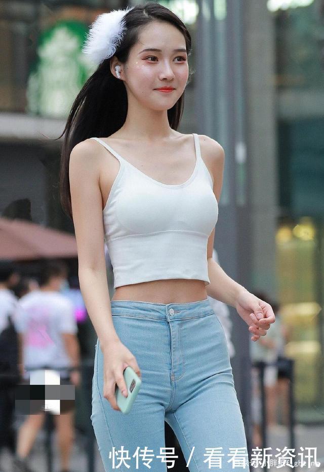 小姐姐出门穿时尚背心套装,脸上亮片妆气质迷人!