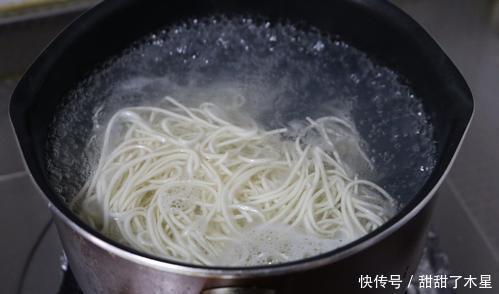 爽滑|煮面条,水开下锅太外行!面馆师傅教你几招,面条劲道又爽滑