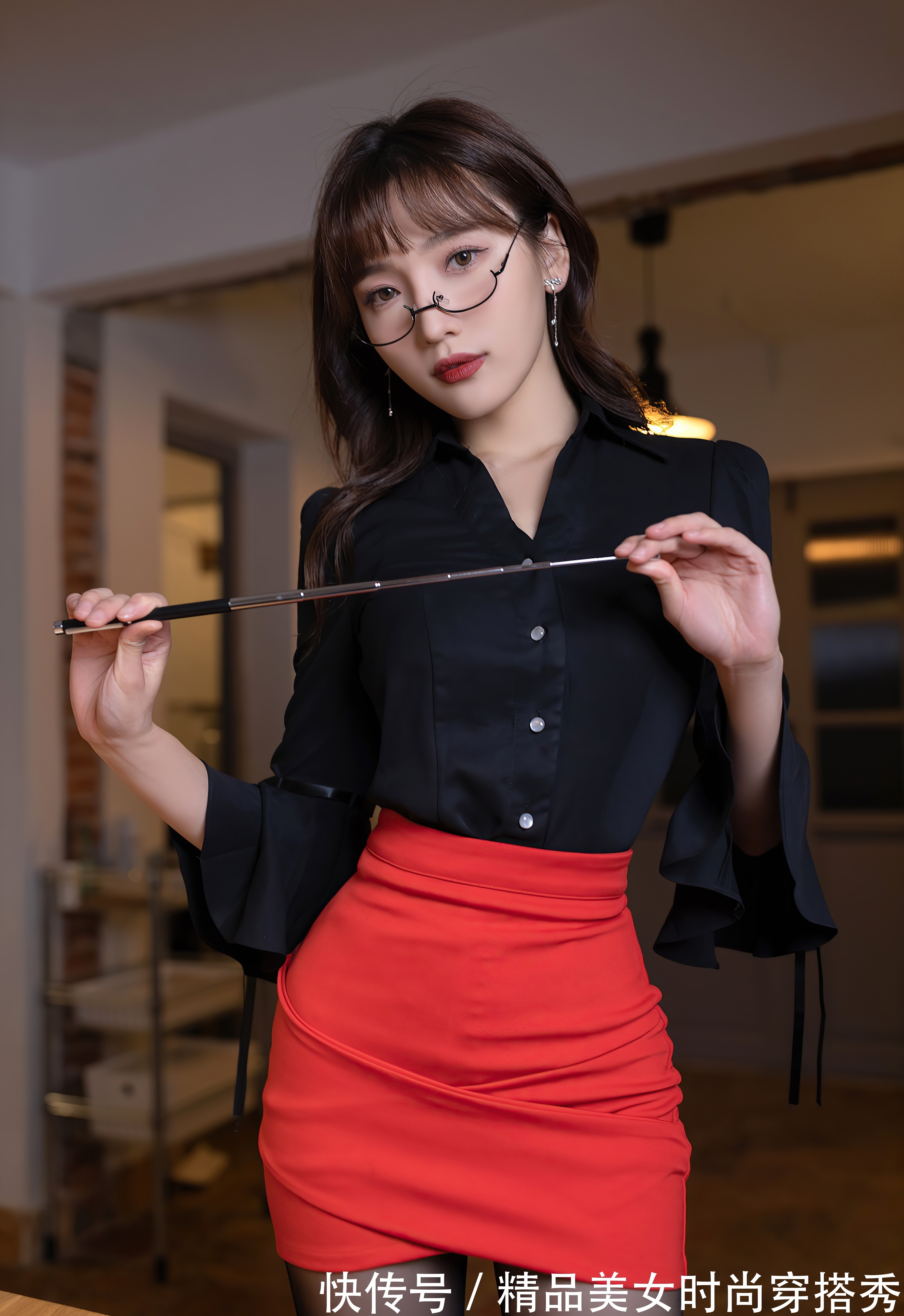 包臀裙 黑色雪纺衫搭配红色包臀裙,个性时尚,尽显女性魅力