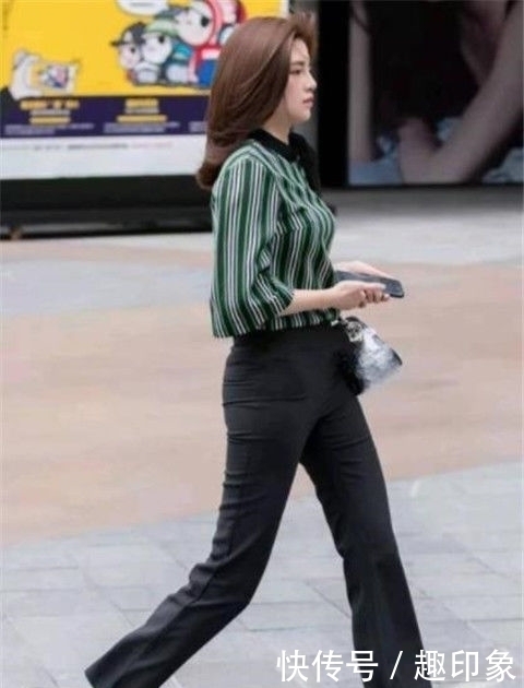 上衣|街拍美女黑色上衣配阔腿裤,身材苗条有致,妩媚又动人