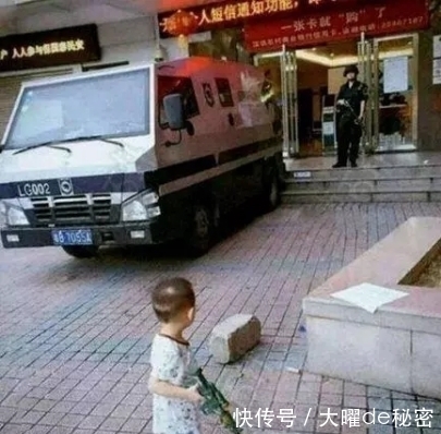 |搞笑图片幽默段子笑话:哈哈哈,大哥你好意思坐在购物车里吗