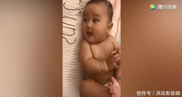 小家伙|宝宝偷吃脚脚被发现,妈妈问好不好吃,宝宝回答简直太可爱了