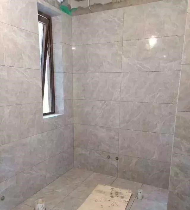 下水口|卫生间别再做斜坡排水了,现在流行这样做,下水更快还防滑