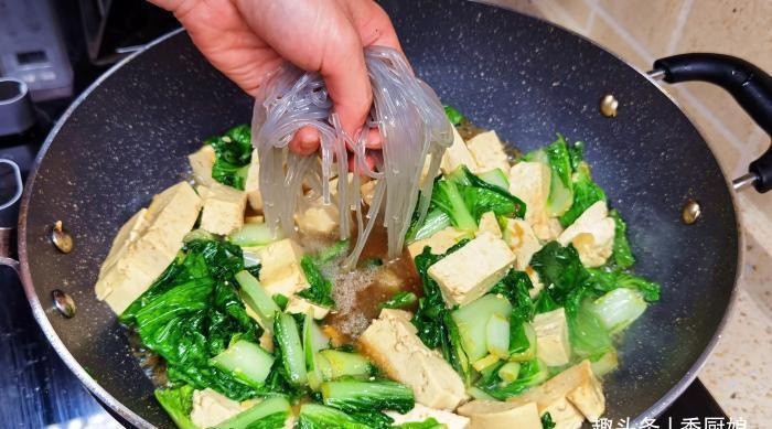 秋天|秋天,宁可不吃肉,此碱性蔬菜要多吃,钙含量极高,炖豆腐超级香