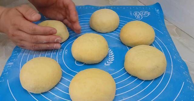 保鲜膜|面包很好吃,有4个鸡蛋,又软又甜,不用烤箱你就能成功