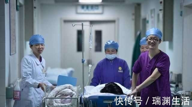 医生|孕妇顺产时,顺便解决了“内需”,医生不仅没责怪还夸她做的对!