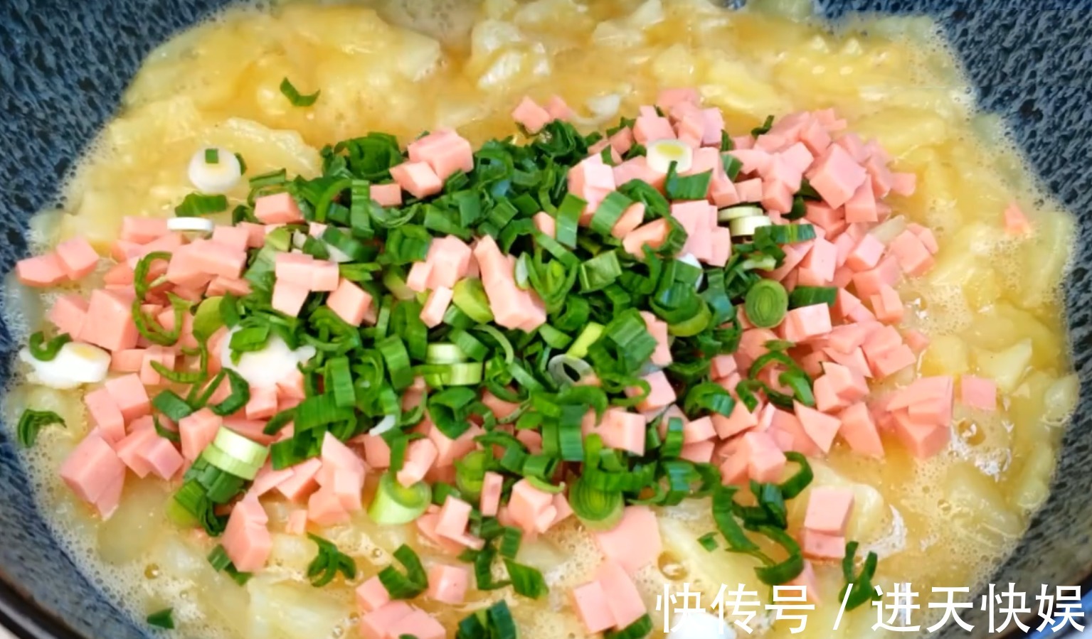 吃法|土豆不要炒着吃了,换个新吃法,咸香美味,一口下去满满的馅料