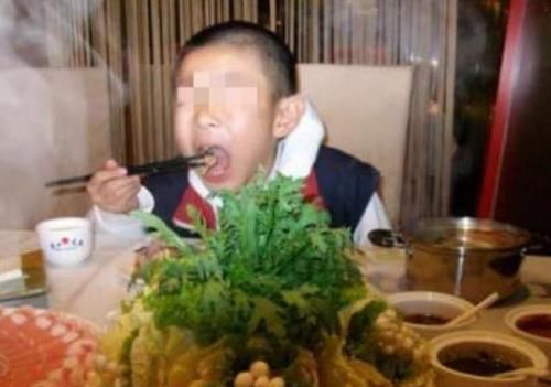 邻桌|熊孩子朝邻桌火锅吐口水,邻桌的反击大快人心,路人:就该这么治