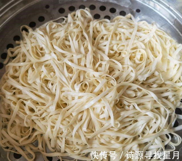 一溪月|芹菜肉丝炒面，油润鲜香，好吃极了！