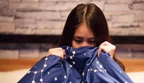 妈妈|女儿深夜在房间做“小动作”,妈妈的做法让网友叫好:最好的教育