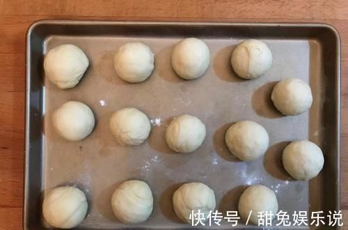 自己做面包太难了?这款鸡蛋奶油卷,简单易做,超适合新手学习!