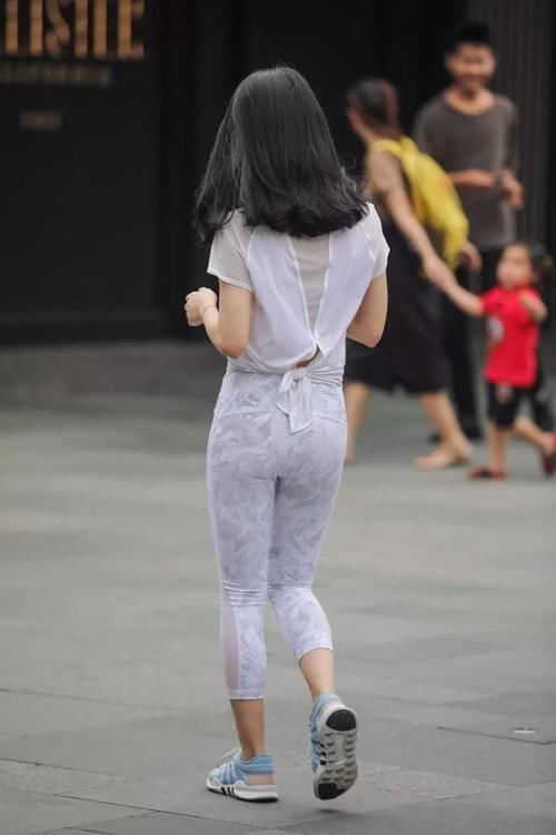 迎夏时尚说:浅灰色的运动套装,将身材展现的很漂亮,简单时尚