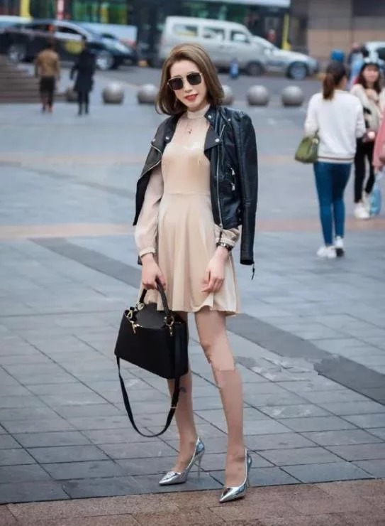 街拍:时尚大方的美女,白衬衫搭配简洁短裙,简约干练优雅美丽