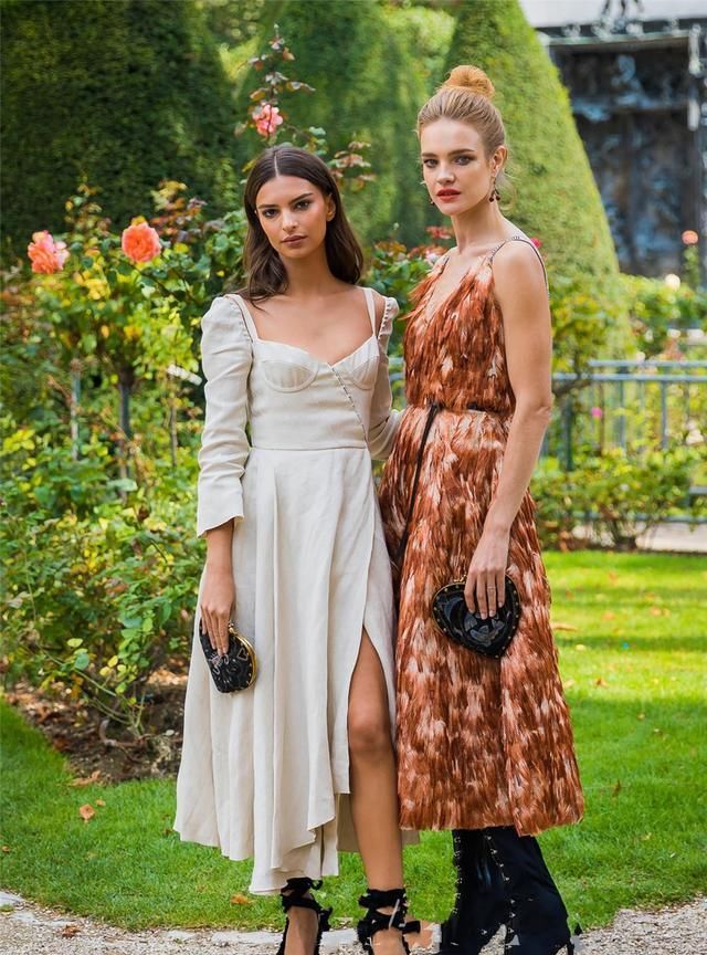 百褶裙已经过时了，现在流行伞裙，不仅时尚还减龄