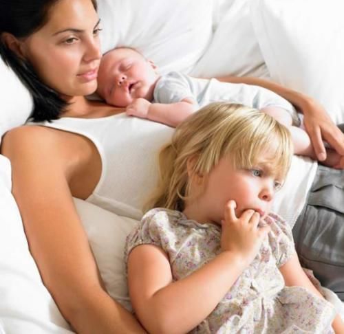 产房外小女孩抱着被子等妈妈,护士劝她回房间,小孩回答让人鼻酸