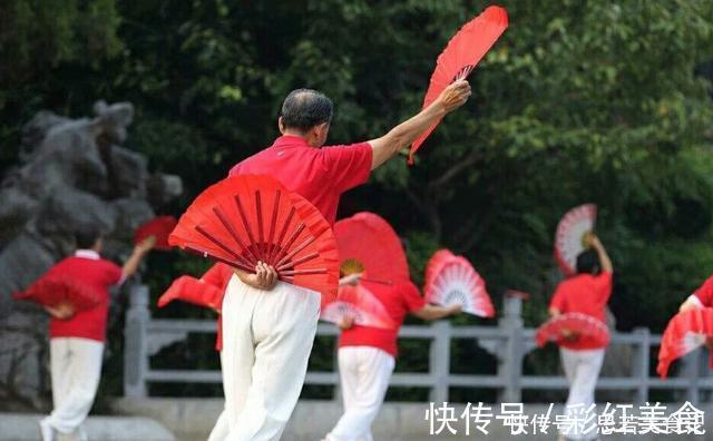 李奶奶|百岁老人谈养生经验,长寿秘诀不是走路,而是睡前做到“3不要”