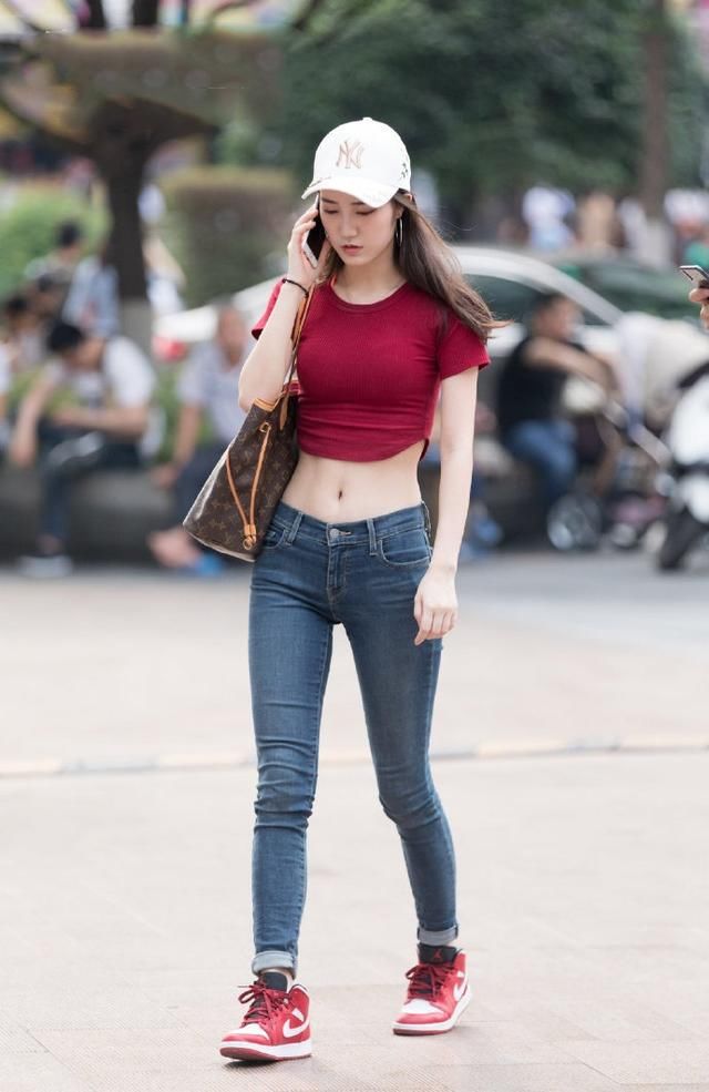 牛仔裤帅气简约而不失细节感，让你看起来非常的时尚大气