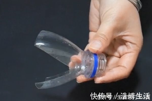 把塑料瓶粘在扫把上，放在阳台省钱又实用，全家人都要抢着用！