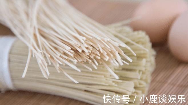 买挂面时,不管价格多少,只要认准包装上两行字,都不会买错