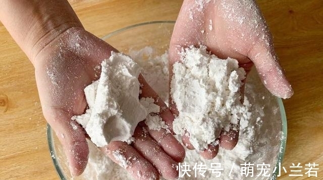 3勺粘米粉1勺糯米粉，搅一搅蒸一蒸，软糯香甜，好吃到停不下来