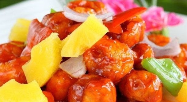 暴雨结束孩子可以出门买水果买肉人挤人,多吃酸爽菜,开胃吃饭香